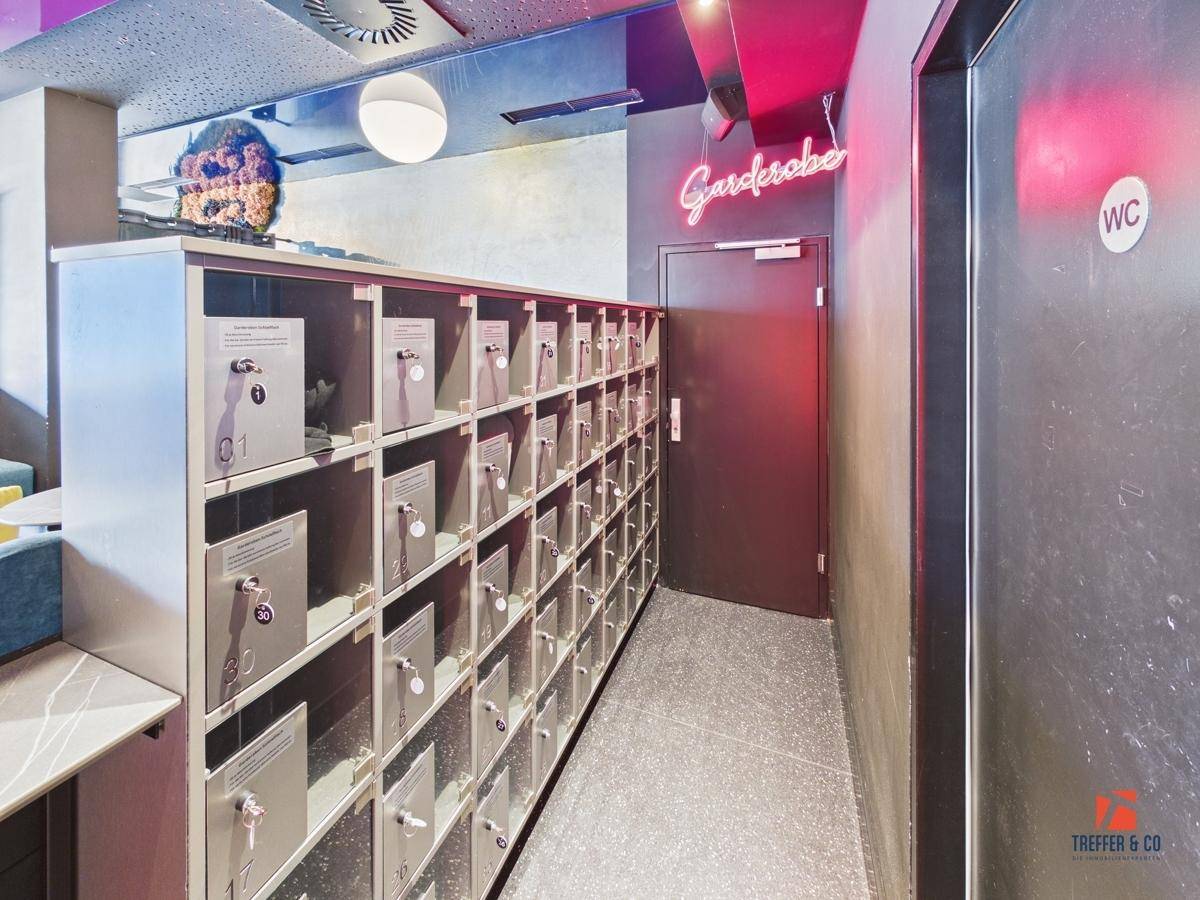 Flur mit Schließfächern und Zugang zur Garderobe sowie den Toiletten.