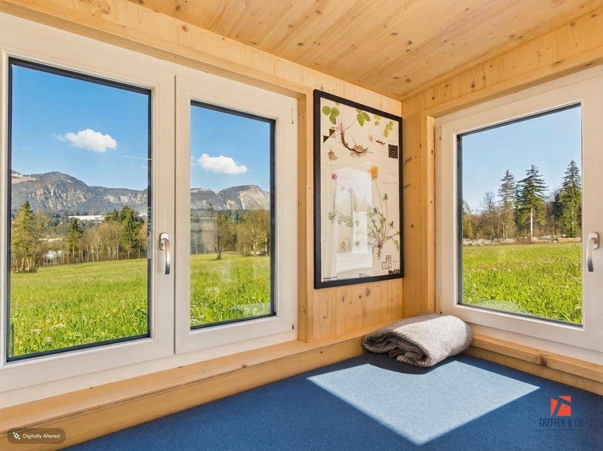 Gemütliche Sitzecke mit blauer Auslegware und weitem Blick auf die Berge und Natur.
