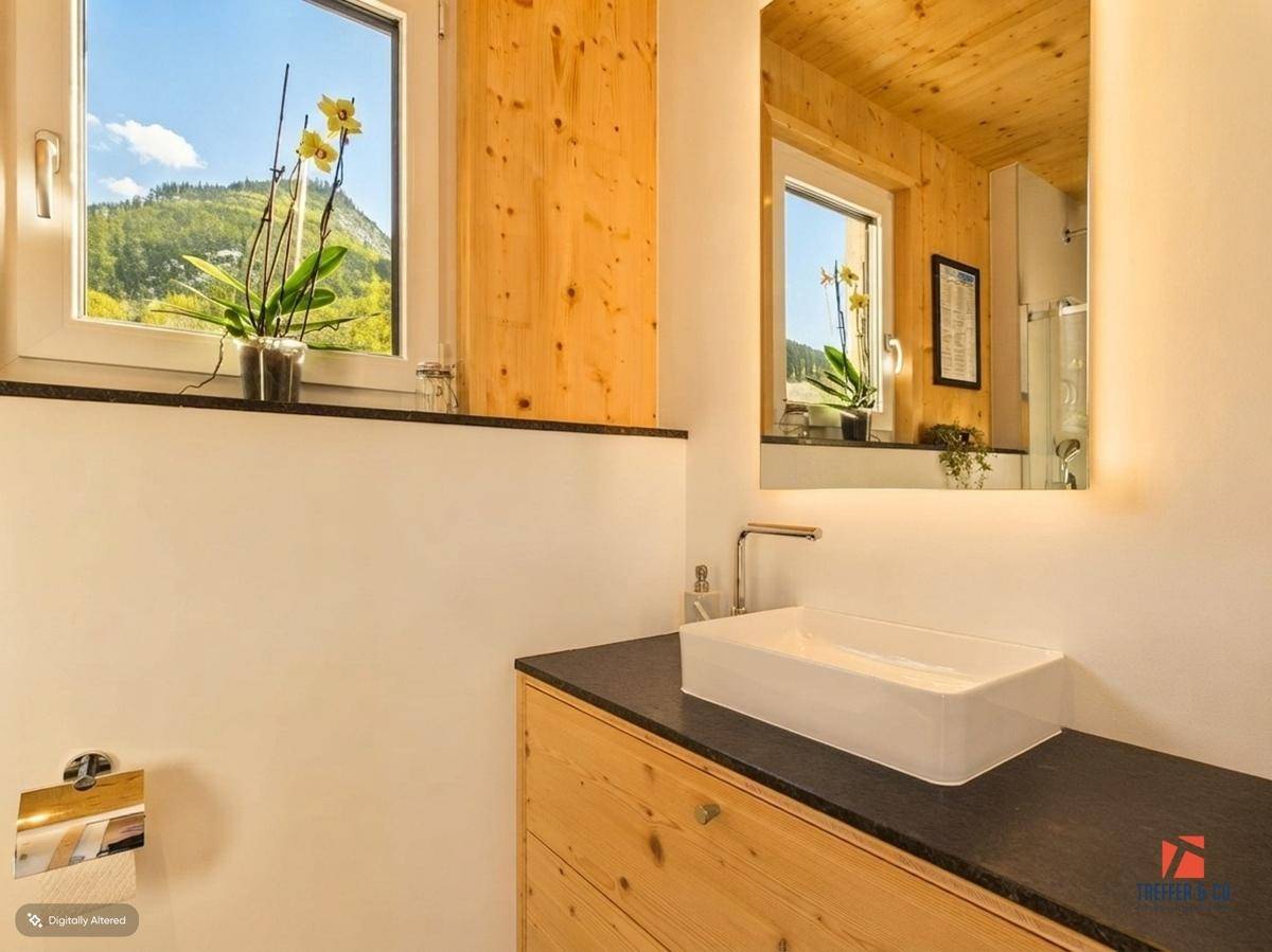 Modernes Badezimmer mit Holzverkleidung, Einzelwaschbecken und Fenster mit Bergblick.