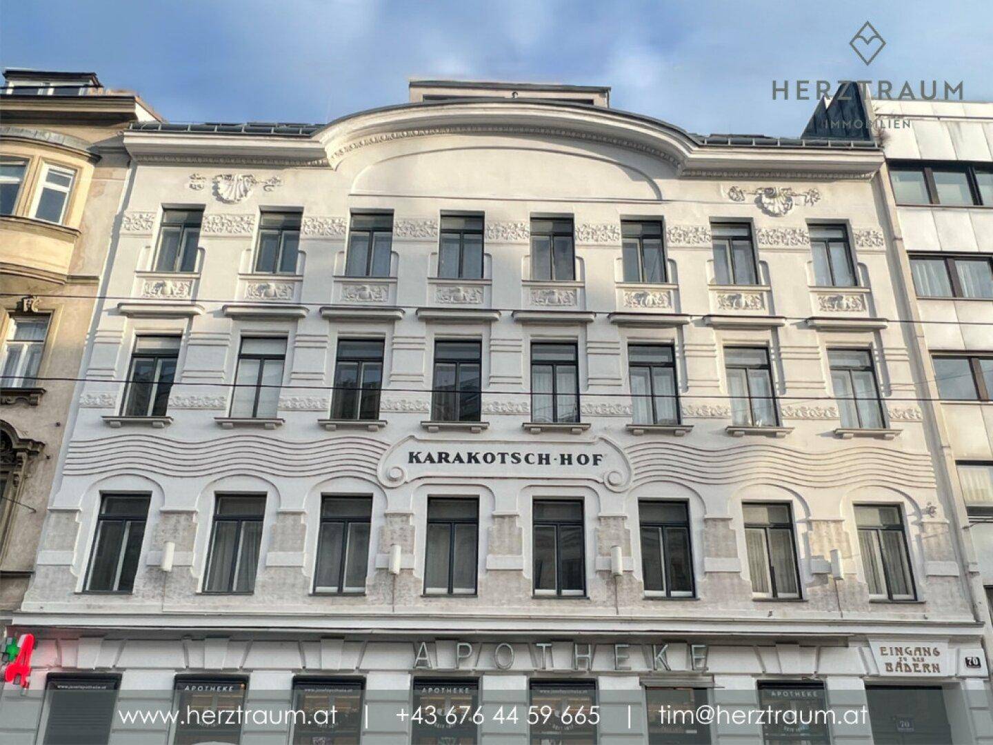 Detailansicht der historischen Fassade des Karakotsch-Hofs mit Apotheke im Erdgeschoss.