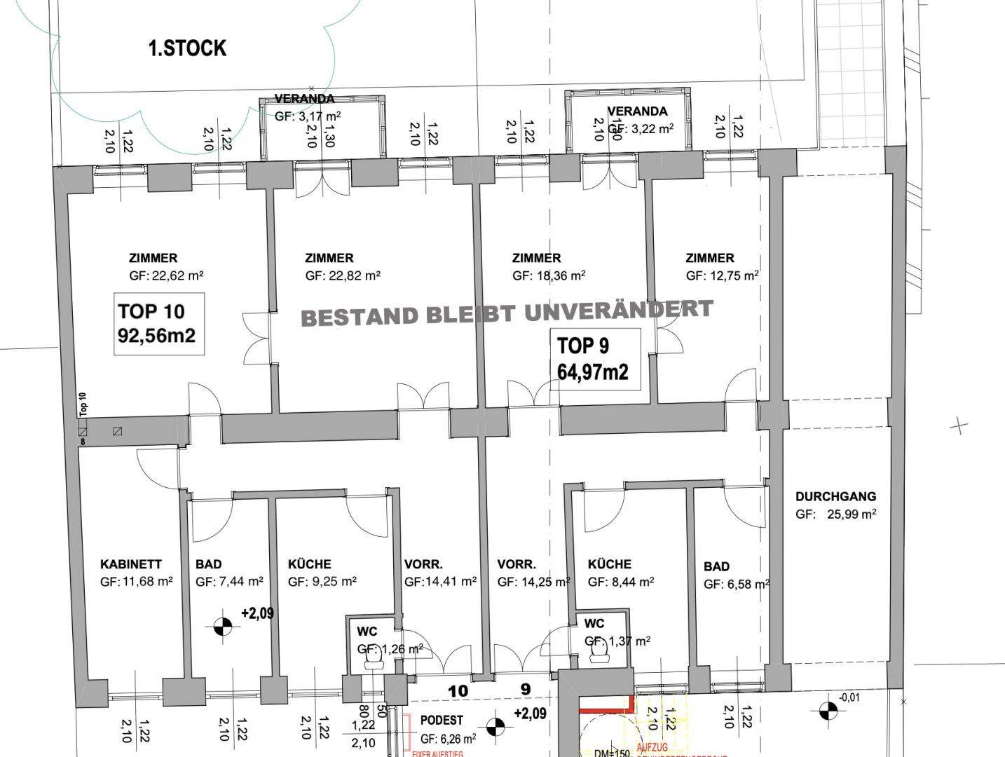 Grundriss des ersten Stocks mit verschiedenen Zimmern, Küchen, Bädern und Veranden.