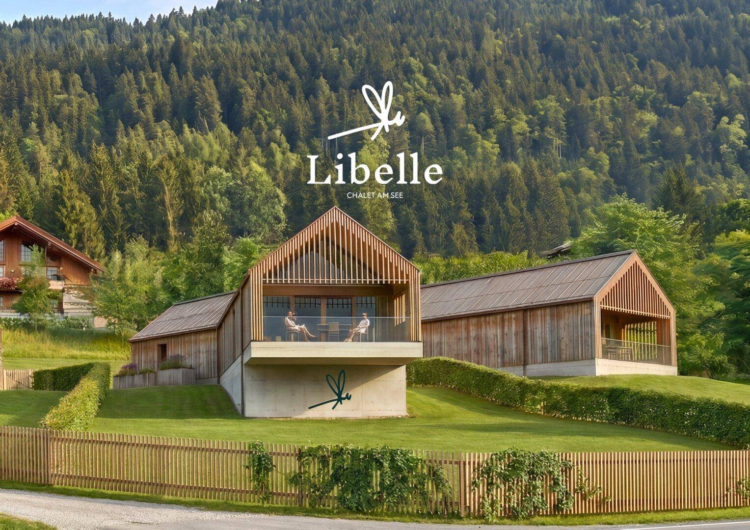 Moderne Holzchalets mit Balkon und atemberaubendem Blick auf die umliegende Berglandschaft und den Wald.