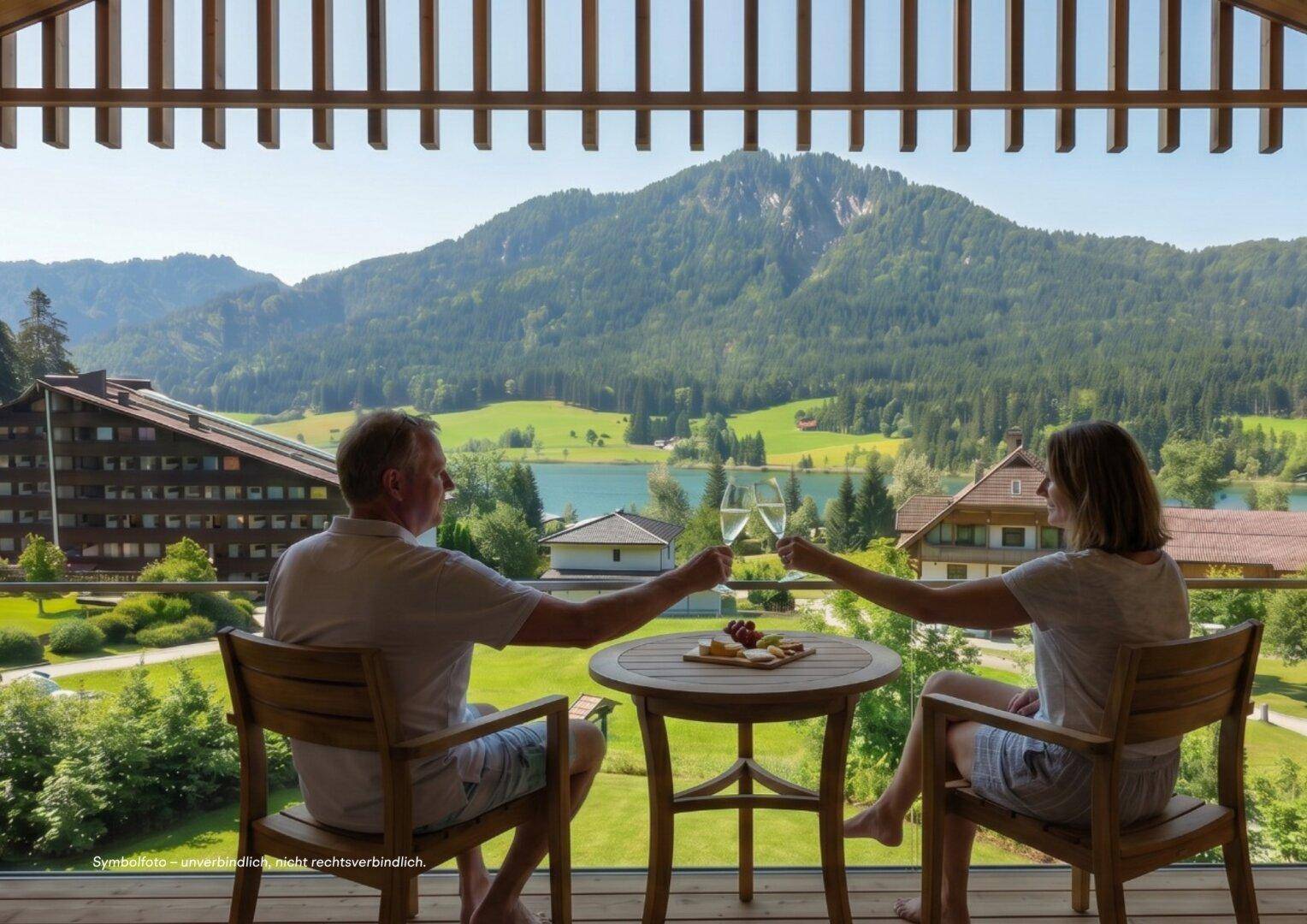 Paar genießt den atemberaubenden Blick auf den See und die Berge von einem sonnigen Balkon aus.
