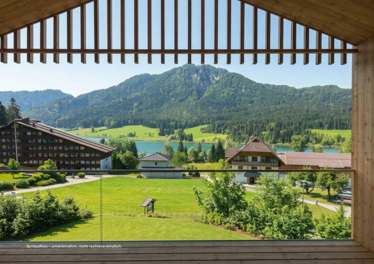 Geräumiger Balkon mit Glasgeländer bietet einen weiten Blick auf den See und die umliegende Berglandschaft.