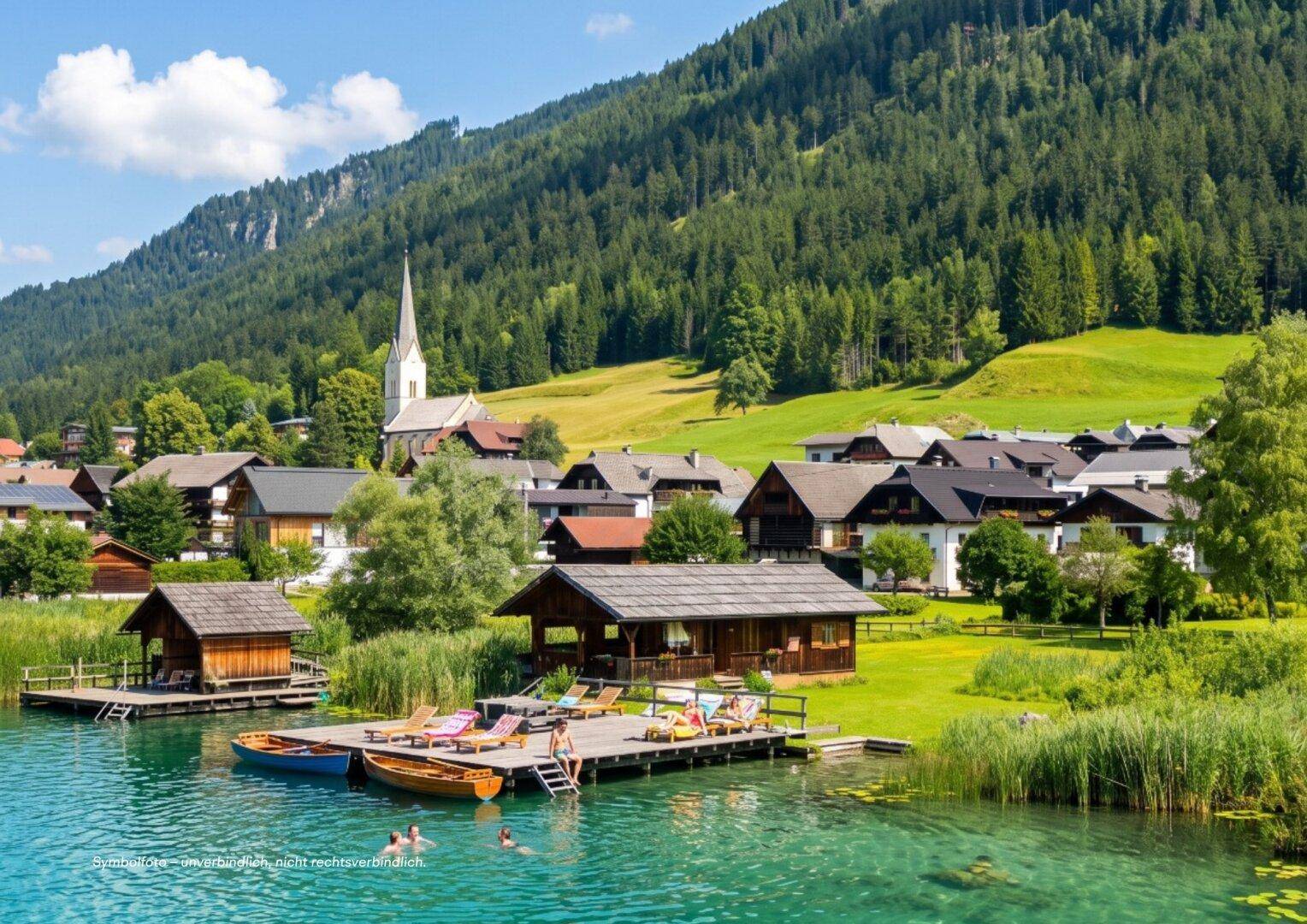 Idyllisches Dorf am Seeufer, umgeben von grünen Bergen und klarem Wasser.