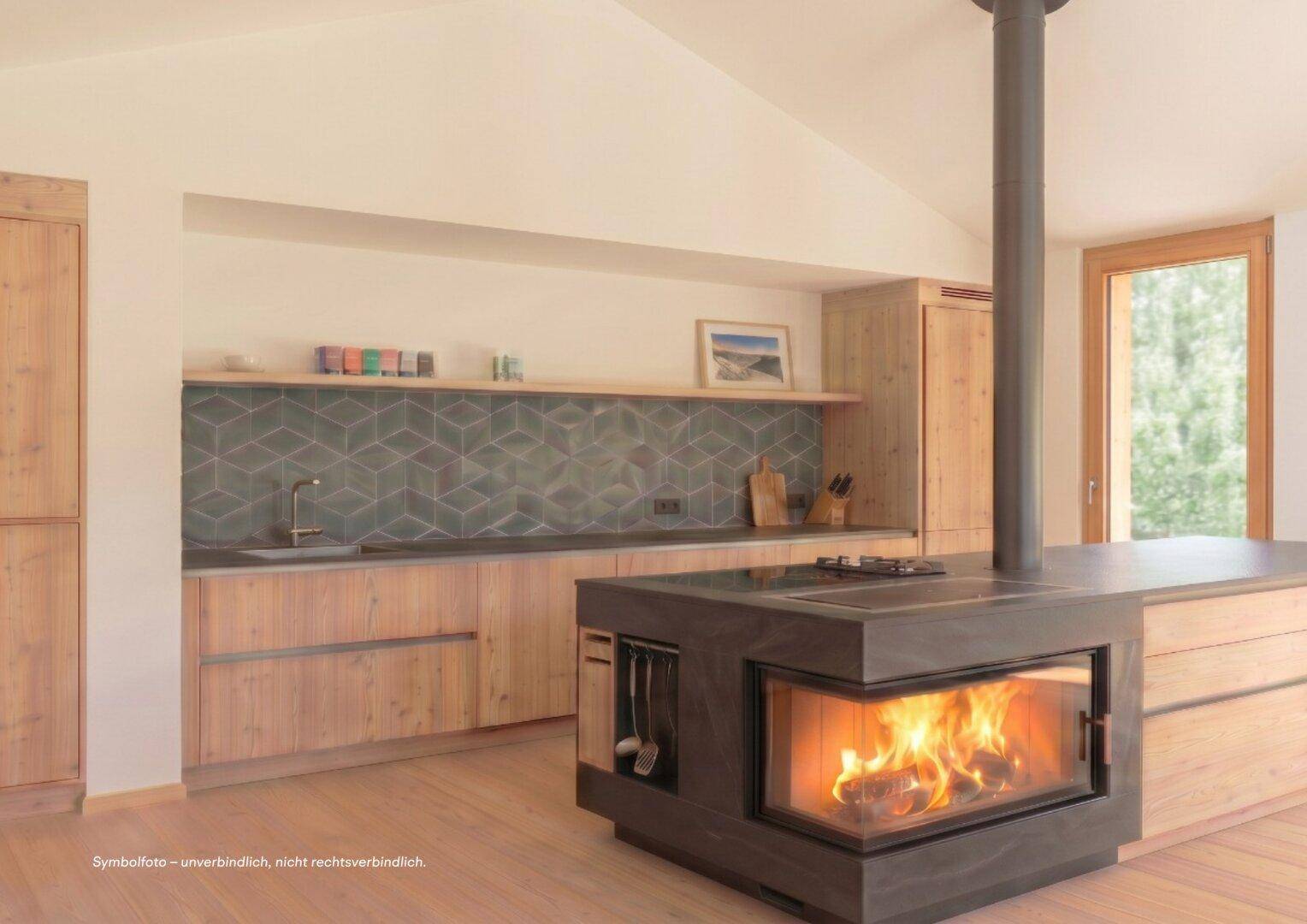 Moderne Küche mit Holzeinbauten, Kochinsel und integriertem Kamin für gemütliche Abende.