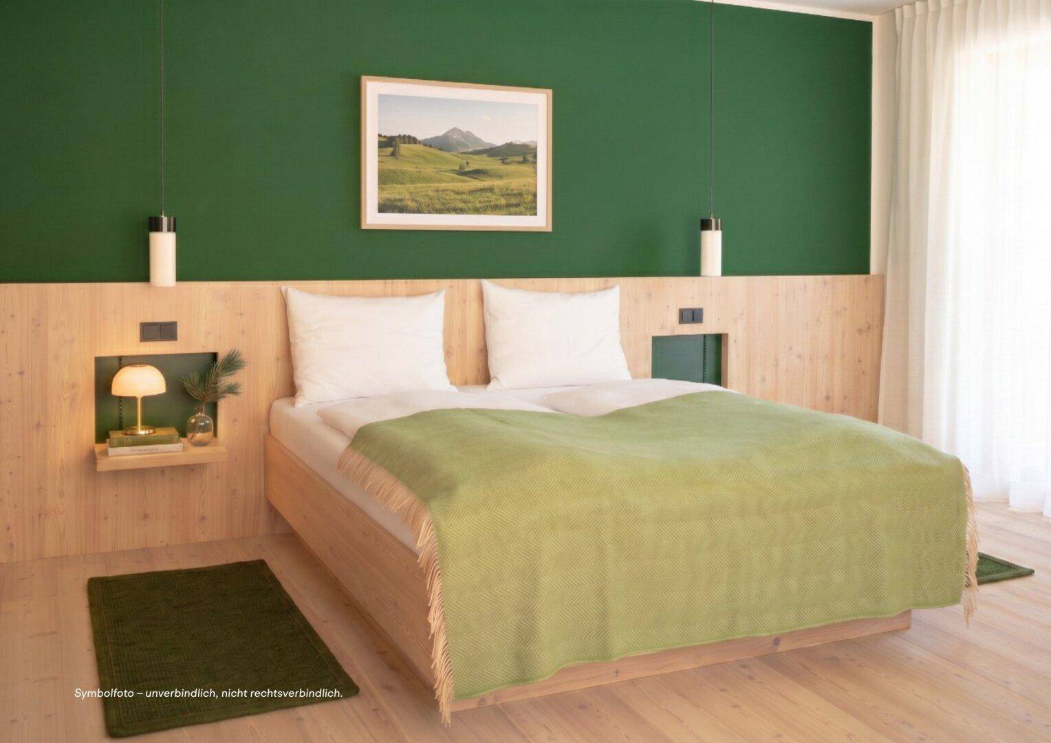 Modernes Schlafzimmer mit grüner Akzentwand, Holzelementen und gemütlichem Bett.