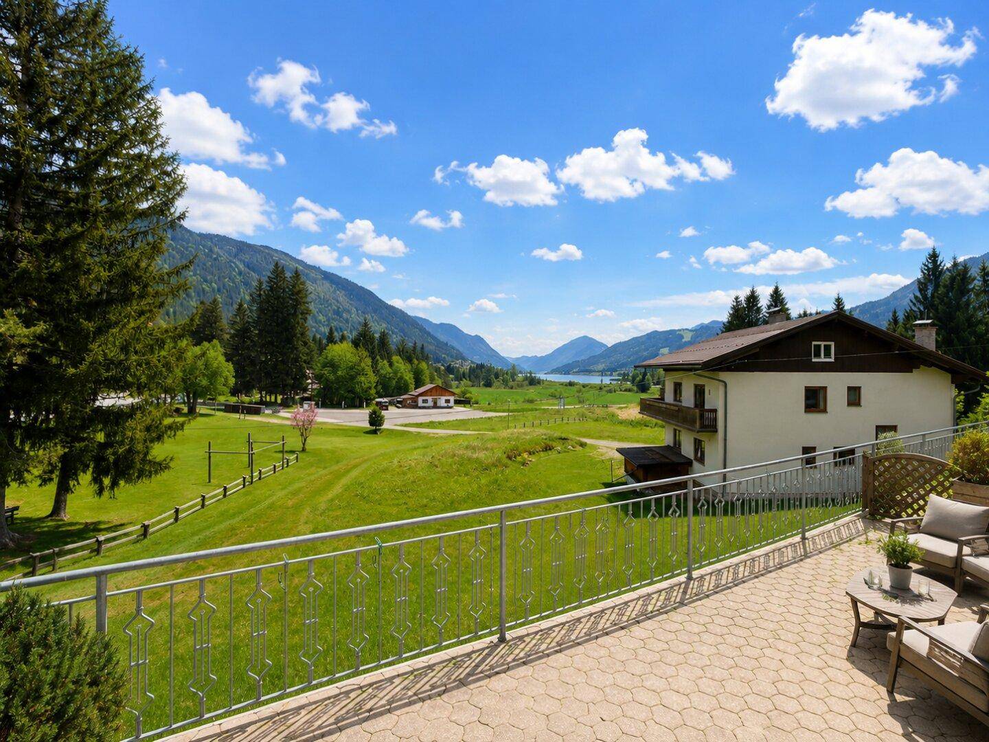 Terrasse mit atemberaubendem Blick auf den See und die umliegende Berglandschaft, perfekt zum Entspannen.