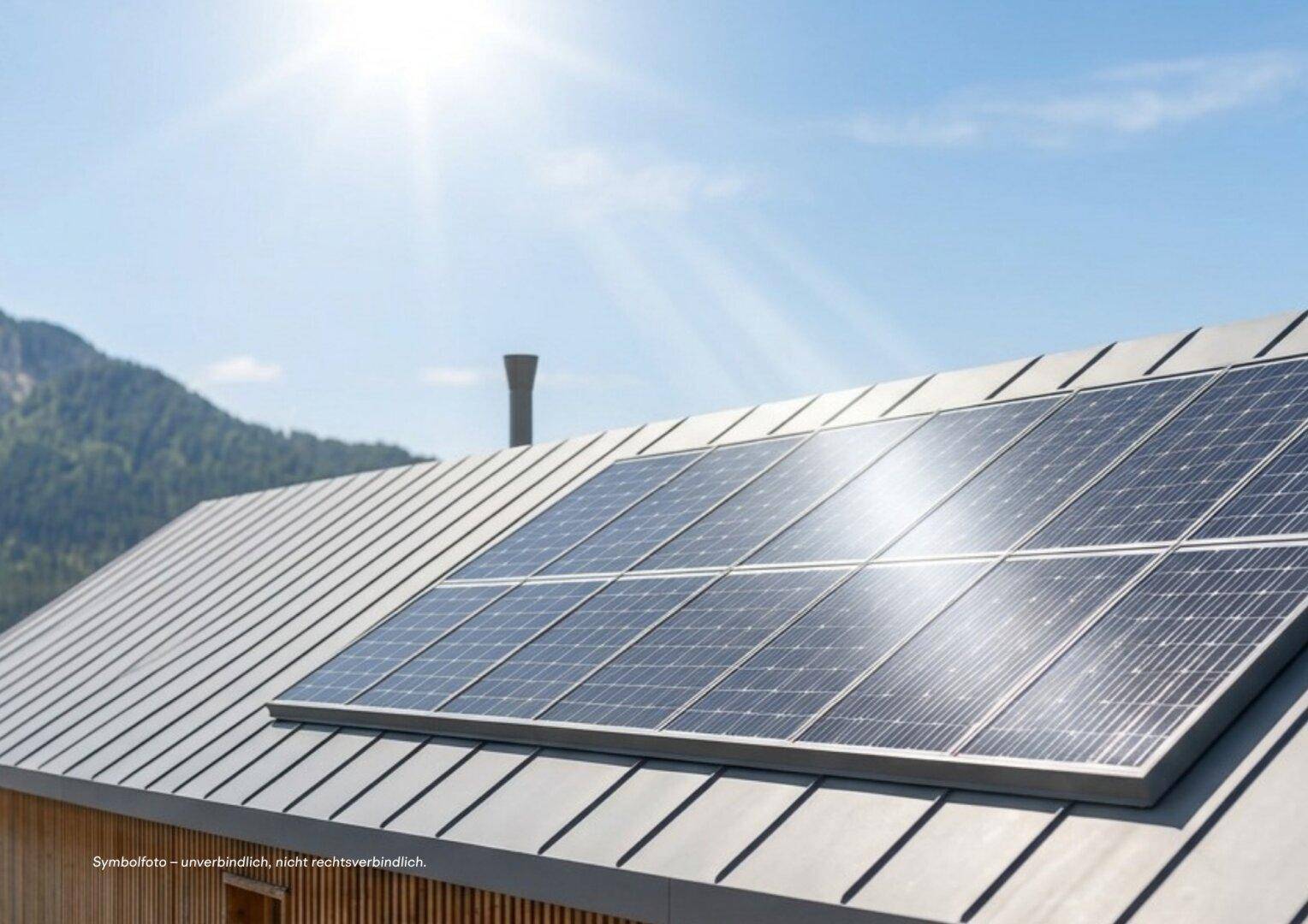 Solarmodule auf einem modernen Metalldach unter strahlend blauem Himmel, effiziente Energiegewinnung.