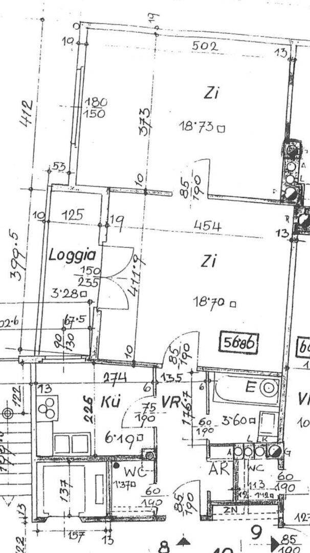 Detaillierter Grundriss einer Wohnung mit Loggia, Küche, Vorraum und mehreren Zimmern.