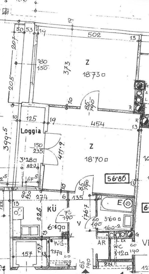 Handgezeichneter Grundriss einer Wohnung mit Loggia, Küche und mehreren Zimmern.