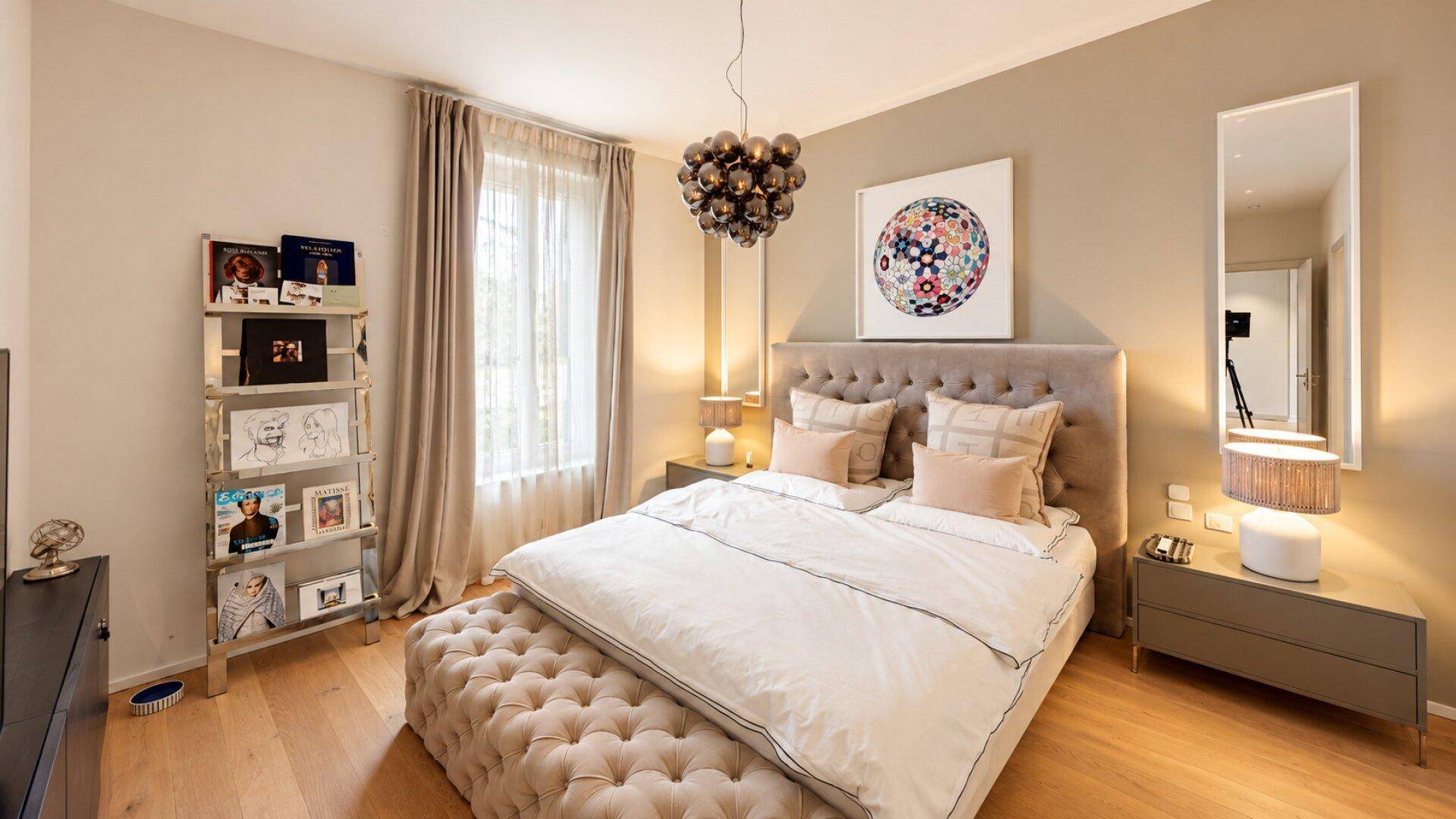 Helles Schlafzimmer mit Doppelbett, Parkettboden, großem Fenster und moderner Beleuchtung.