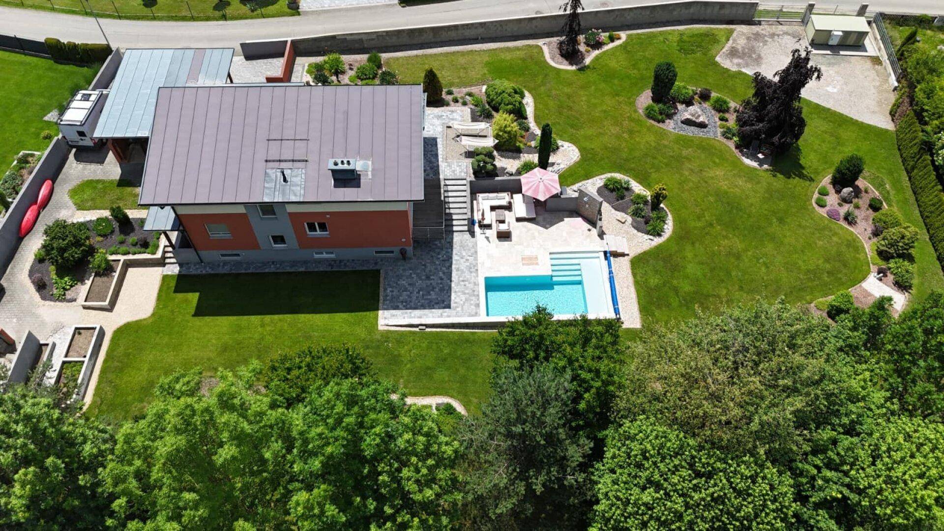 Weitläufiges Anwesen mit Einfamilienhaus, großem Garten, Pool und Photovoltaikanlage auf dem Dach.