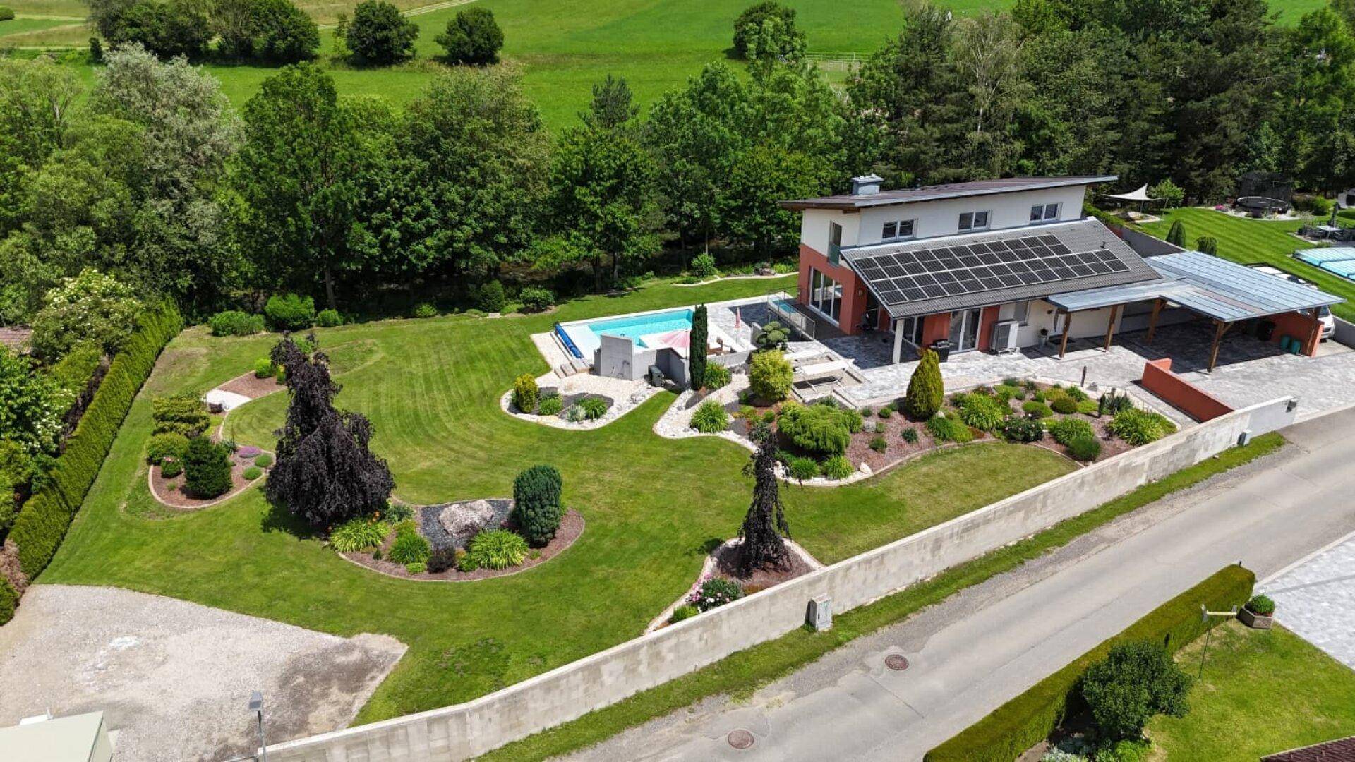 Großzügiges Anwesen mit modernem Haus, Pool, weitläufigem Garten und Photovoltaikanlage.