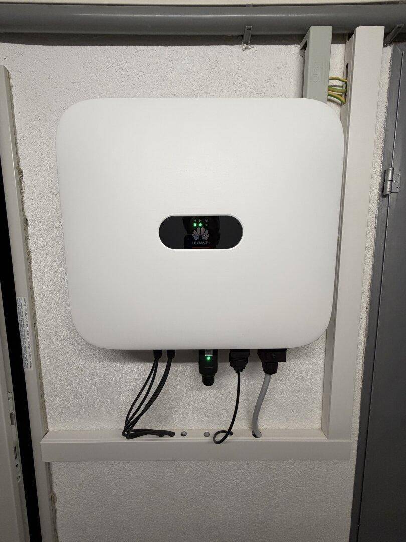 Photovoltaik-Wechselrichter von Huawei an der Wand im Technikraum installiert.