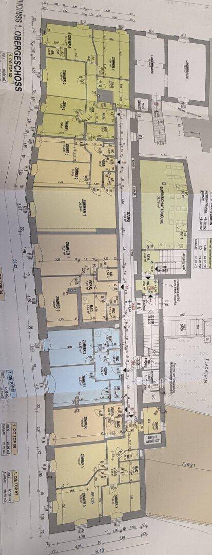 Detaillierter Grundriss des Obergeschosses mit mehreren Zimmern, Fluren und Treppen.
