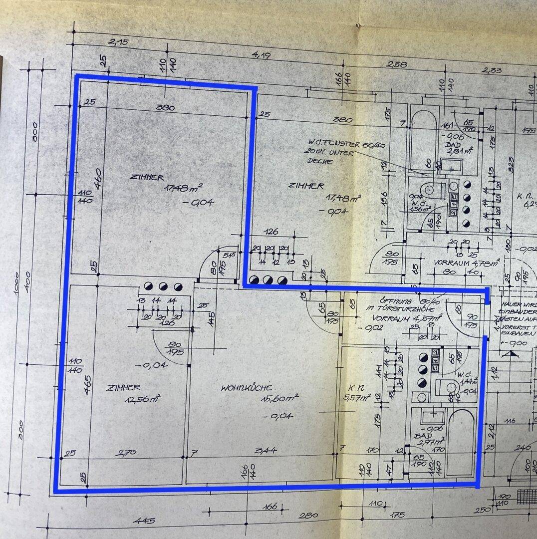 Grundrissplan einer Wohnung mit drei Zimmern, Wohnküche und Bad.