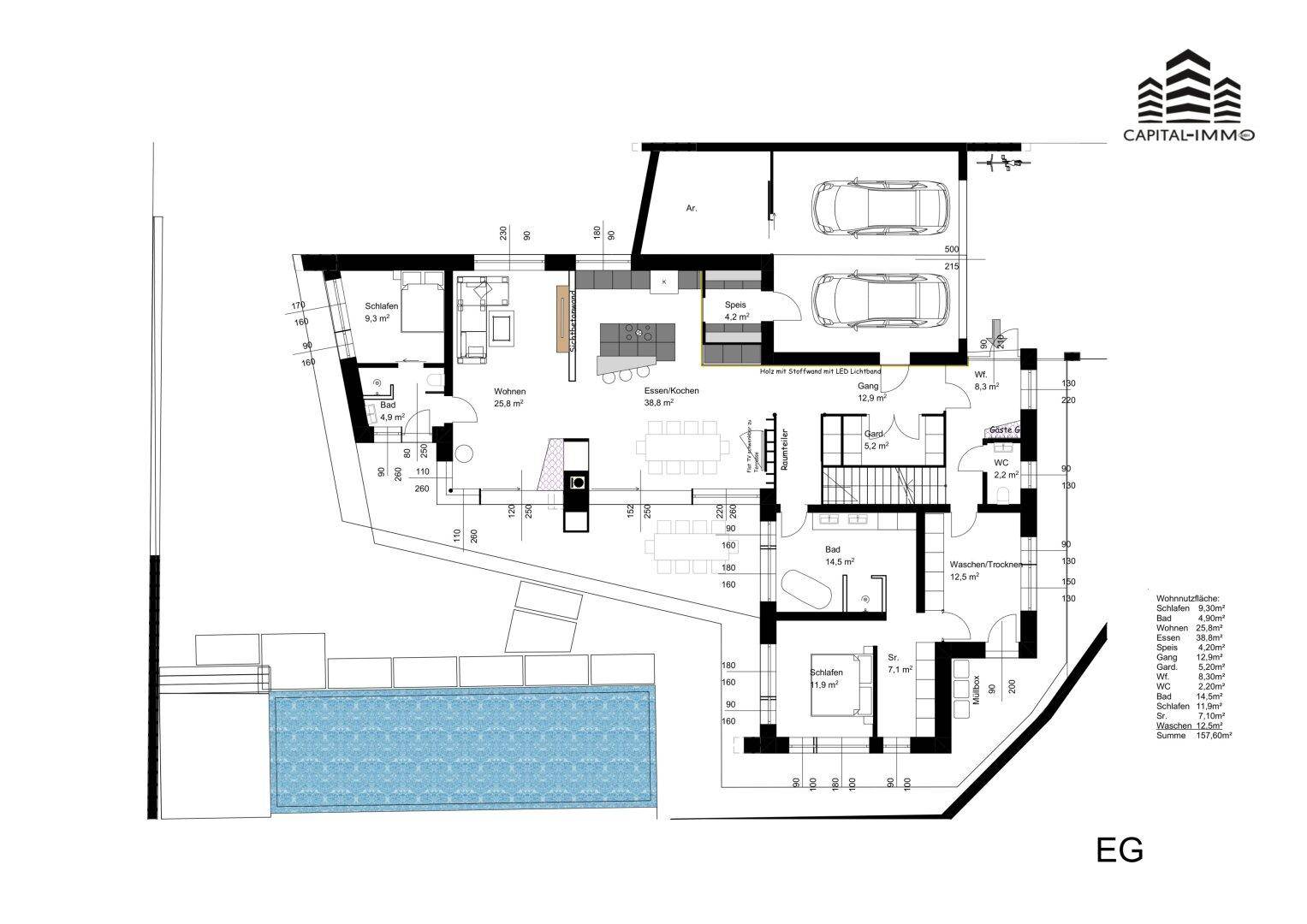 Grundriss des Erdgeschosses mit offenem Wohnbereich, Garage und Pool im Außenbereich.