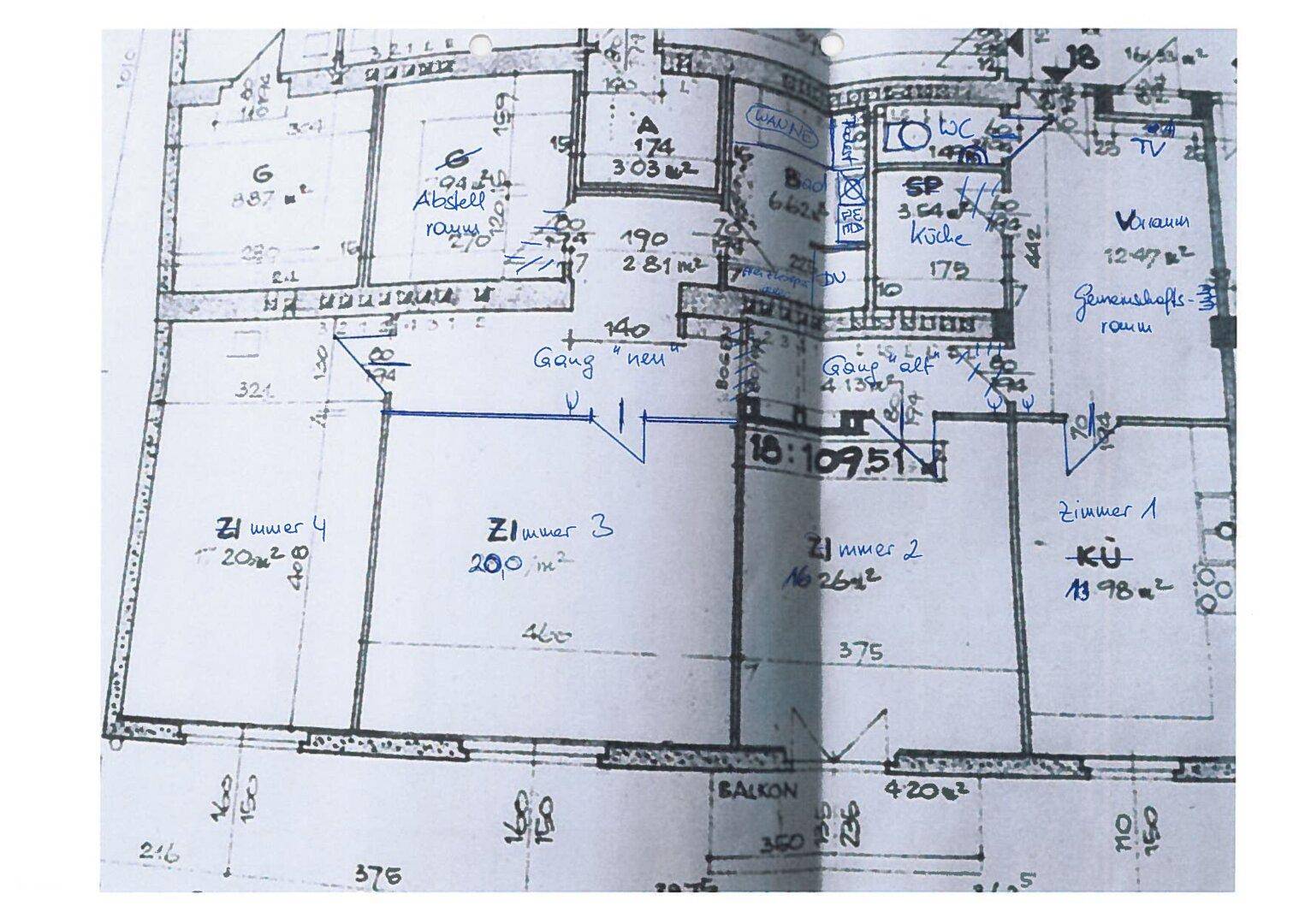Detaillierter Grundrissplan einer Wohnung mit vier Zimmern, separater Küche, Bad, WC und einem Balkon.