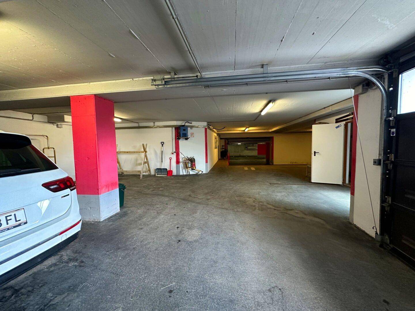 Geräumige Tiefgarage mit Betonboden und ausreichend Platz für mehrere Fahrzeuge.
