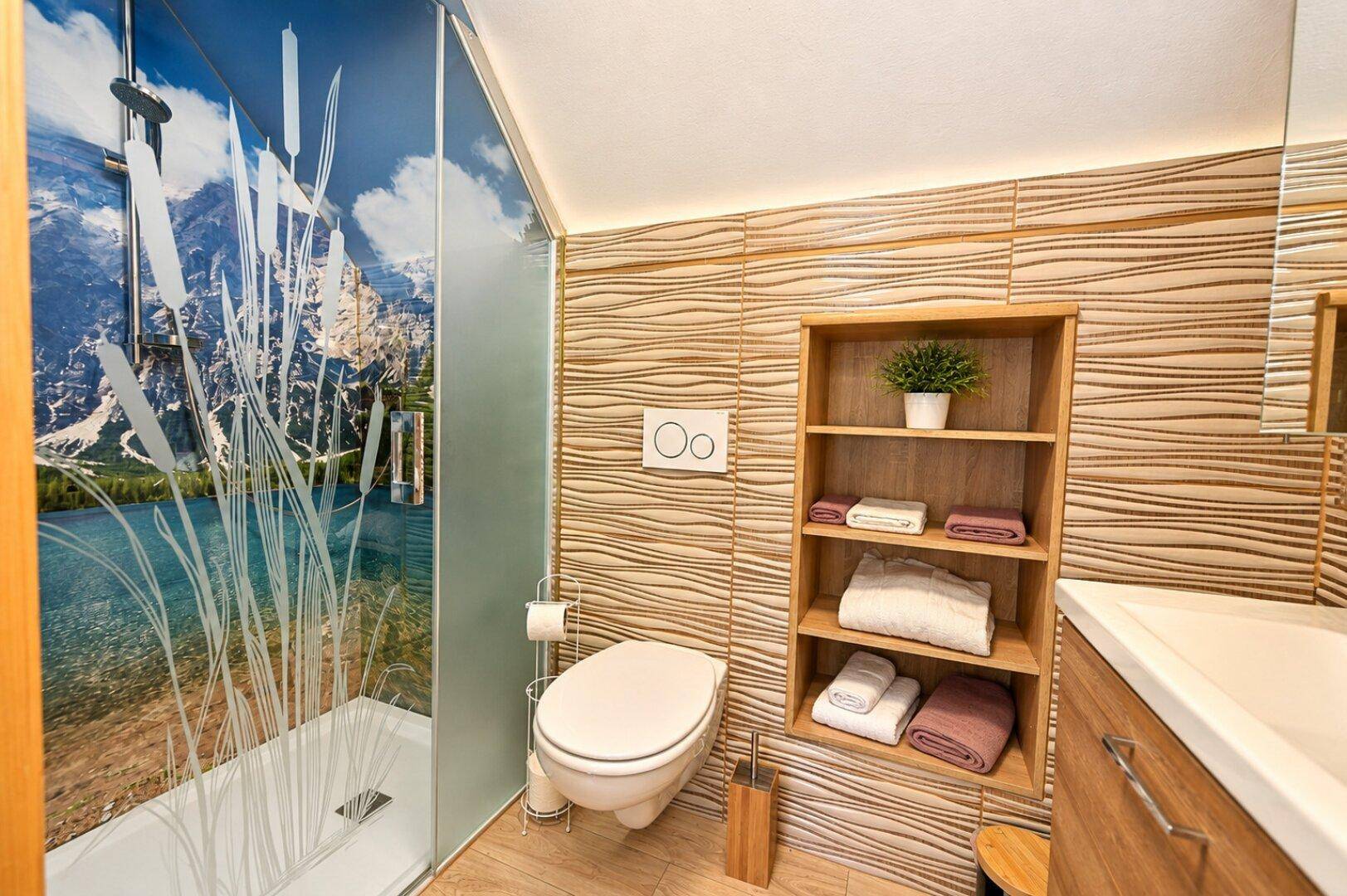 Modernes Badezimmer mit Duschkabine, WC und Waschbecken, akzentuiert durch Holzdesign-Wände.