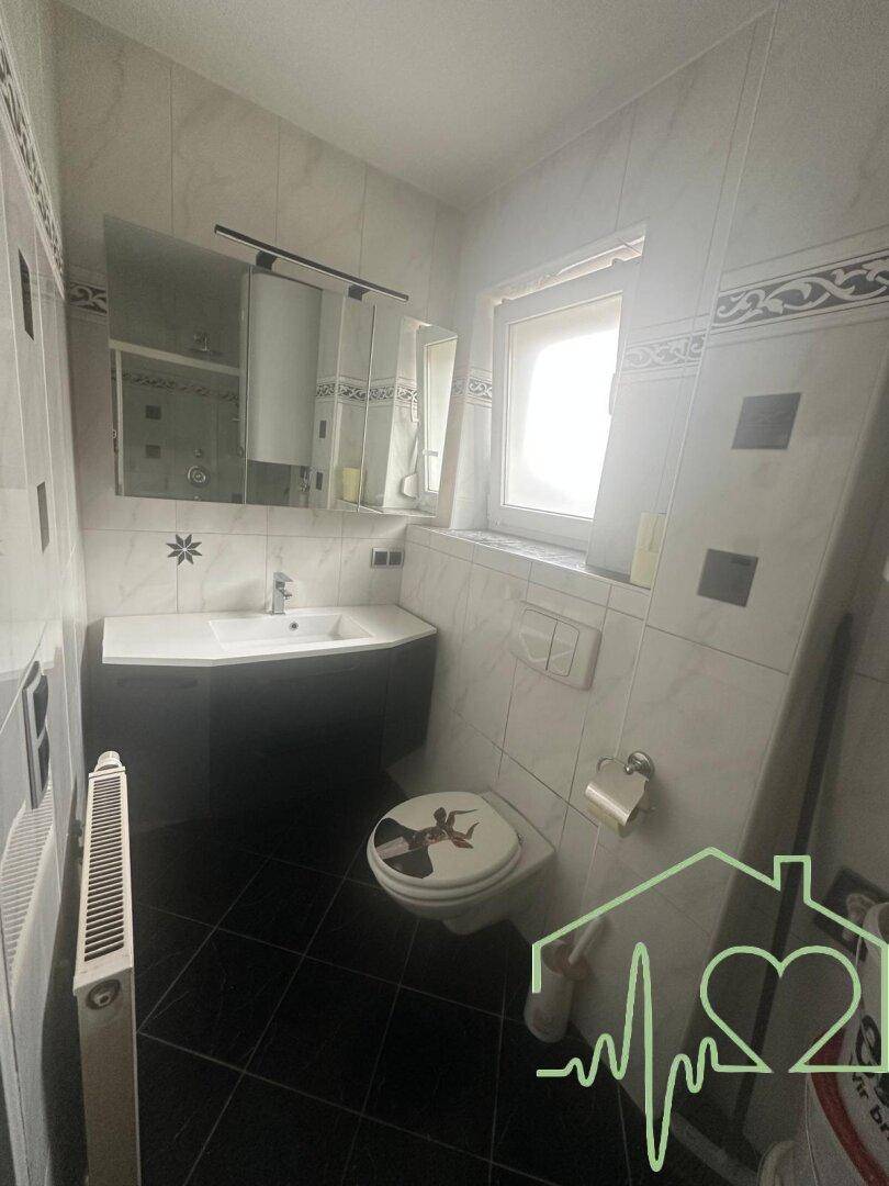 Bad mit Dusche und Toilette