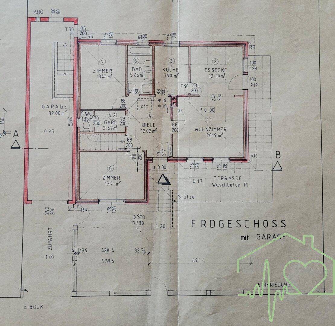 Grundriss des Erdgeschosses mit Garage, Wohnzimmer, Küche und Terrasse.