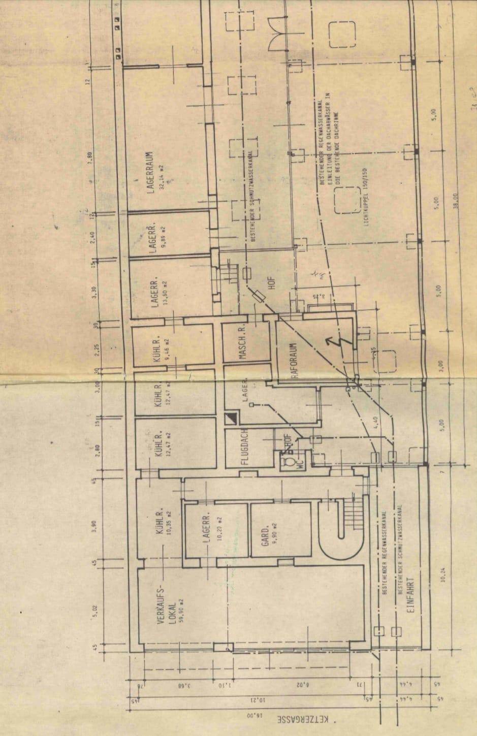 Detaillierter Grundriss mit verschiedenen Lagerräumen, Kühlräumen, einem Verkaufsbereich und Garten.