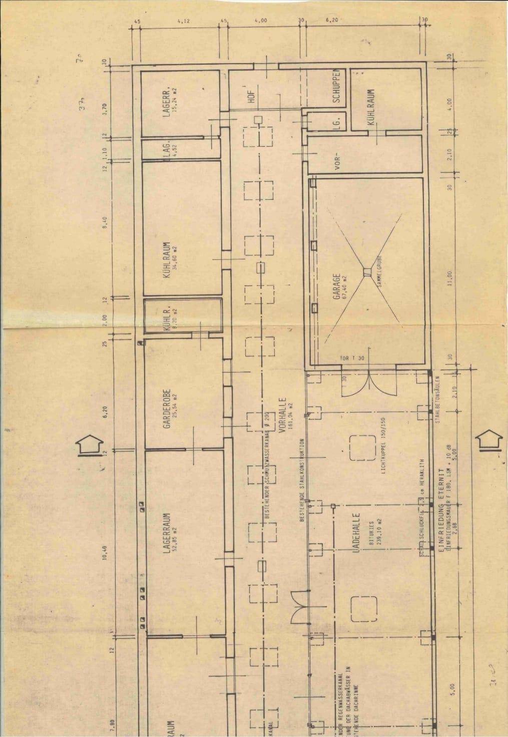Grundrissplan mit großer Werkhalle, Garage, Lagerräumen, Garderobe und einem Hofbereich.