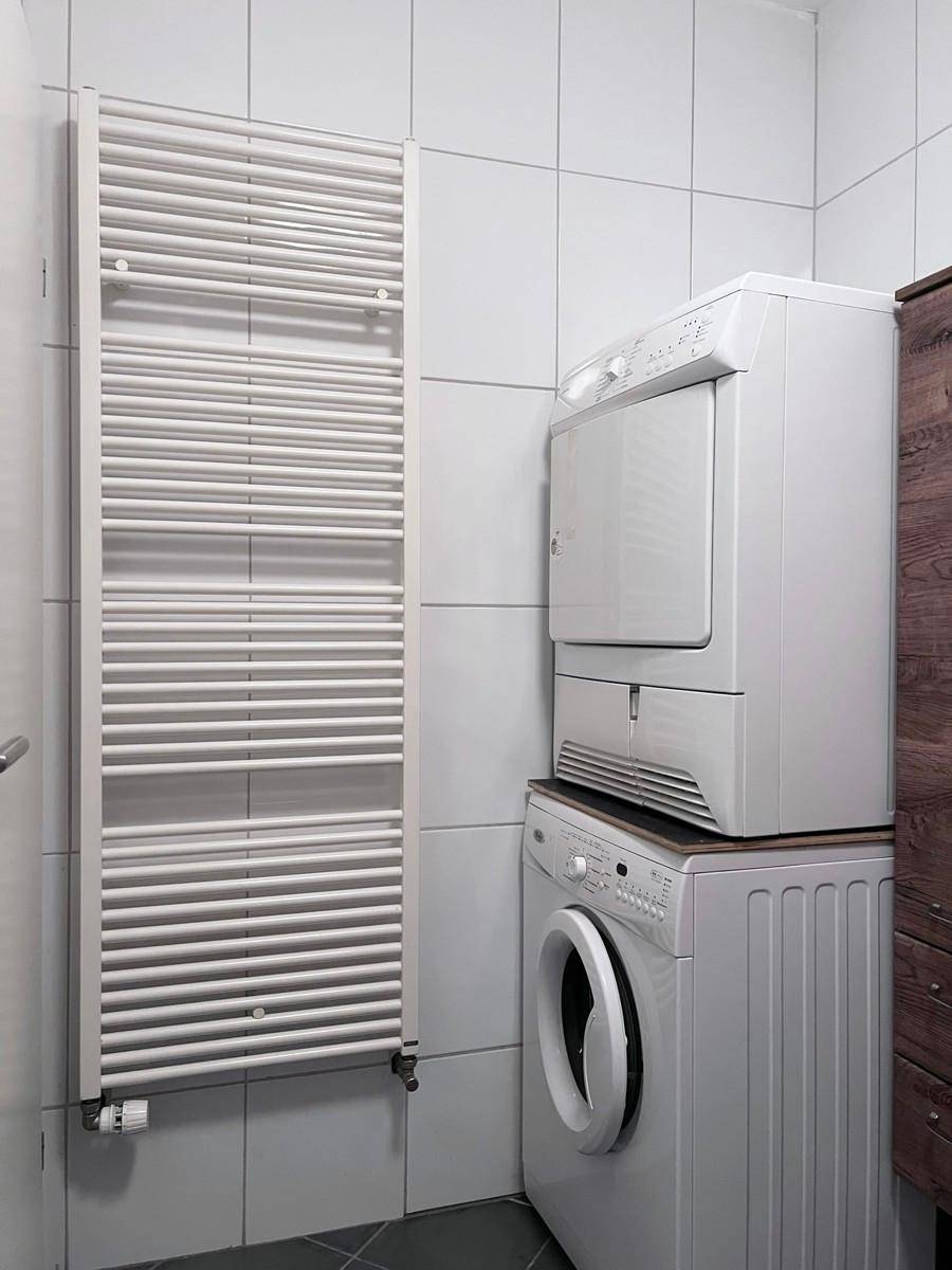 Badezimmer mit Handtuchwämer + Waschmaschine und Trockner