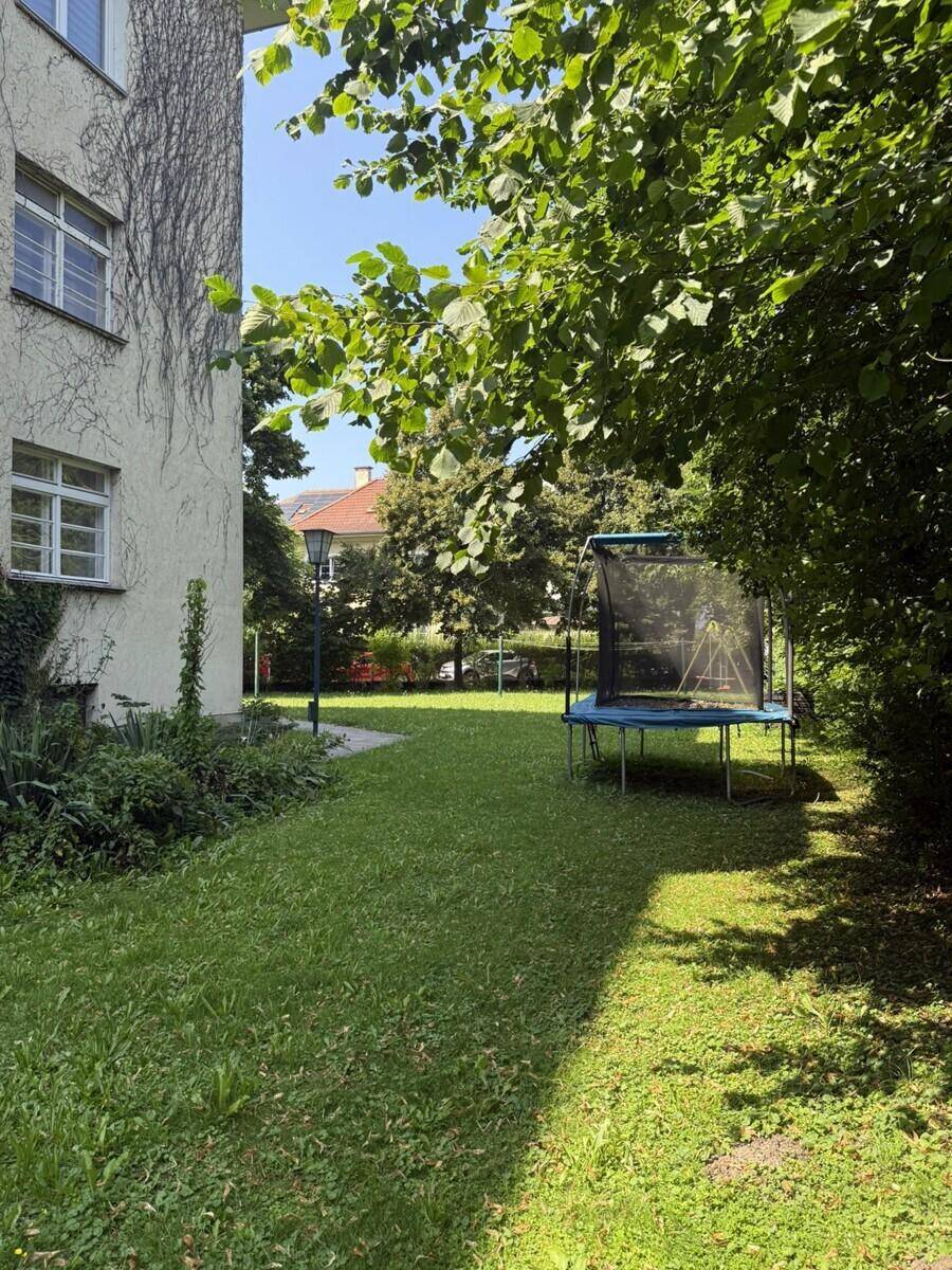 viel Garten rund um das Haus