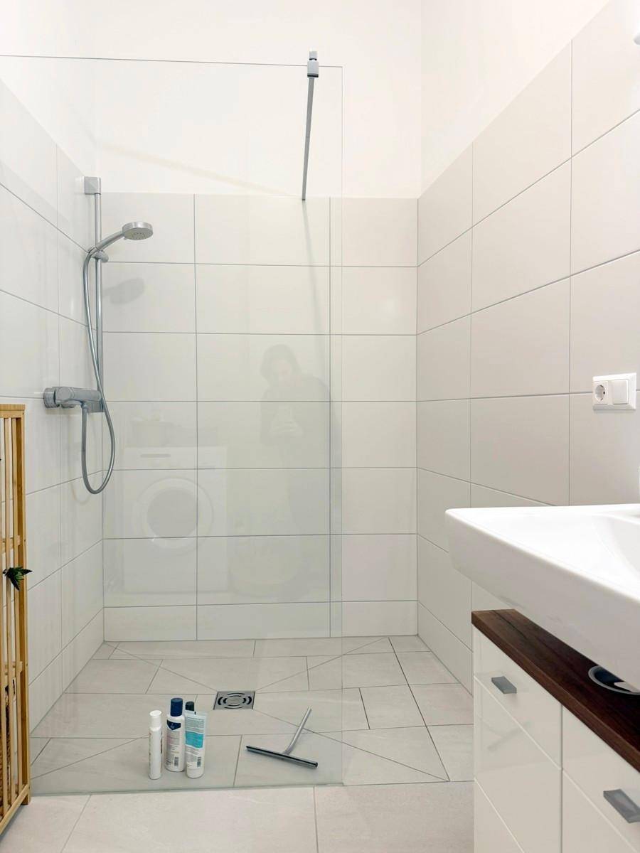 modernes Badezimmer mit Dusche