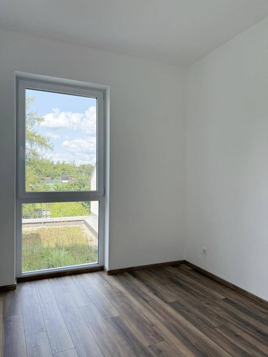 Schlazimmer mit großem Fenster