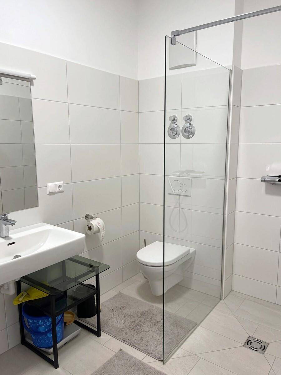 Badezimmer mit moderner Dusche