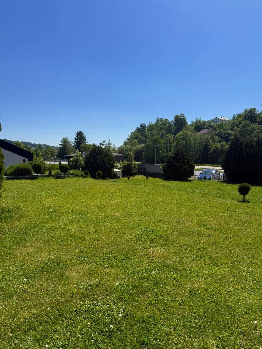 Großzügiges Familienhaus mit Doppelgarage, großem Garten und zusätzlicher Grünlandfläche! - Ansicht 3