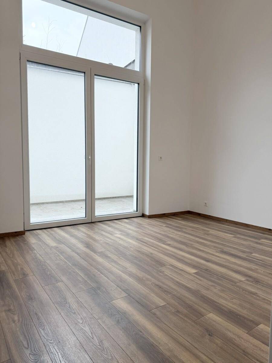 Schlafzimmer mit Zugang zum kleinen Freibereich