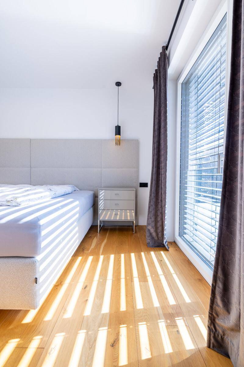 Schlafzimmer mit viel Licht