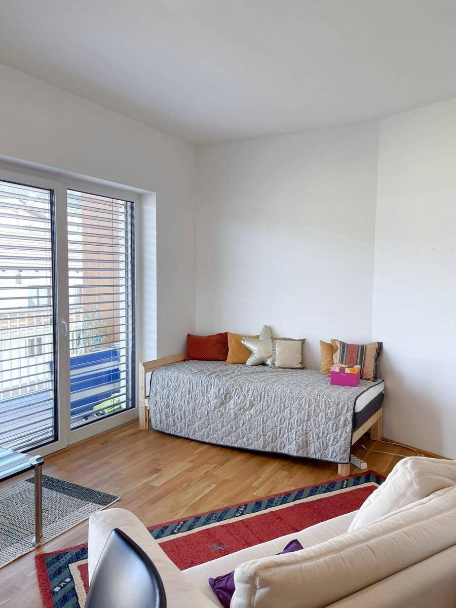 Wohnzimmer mit Zugang zum Balkon