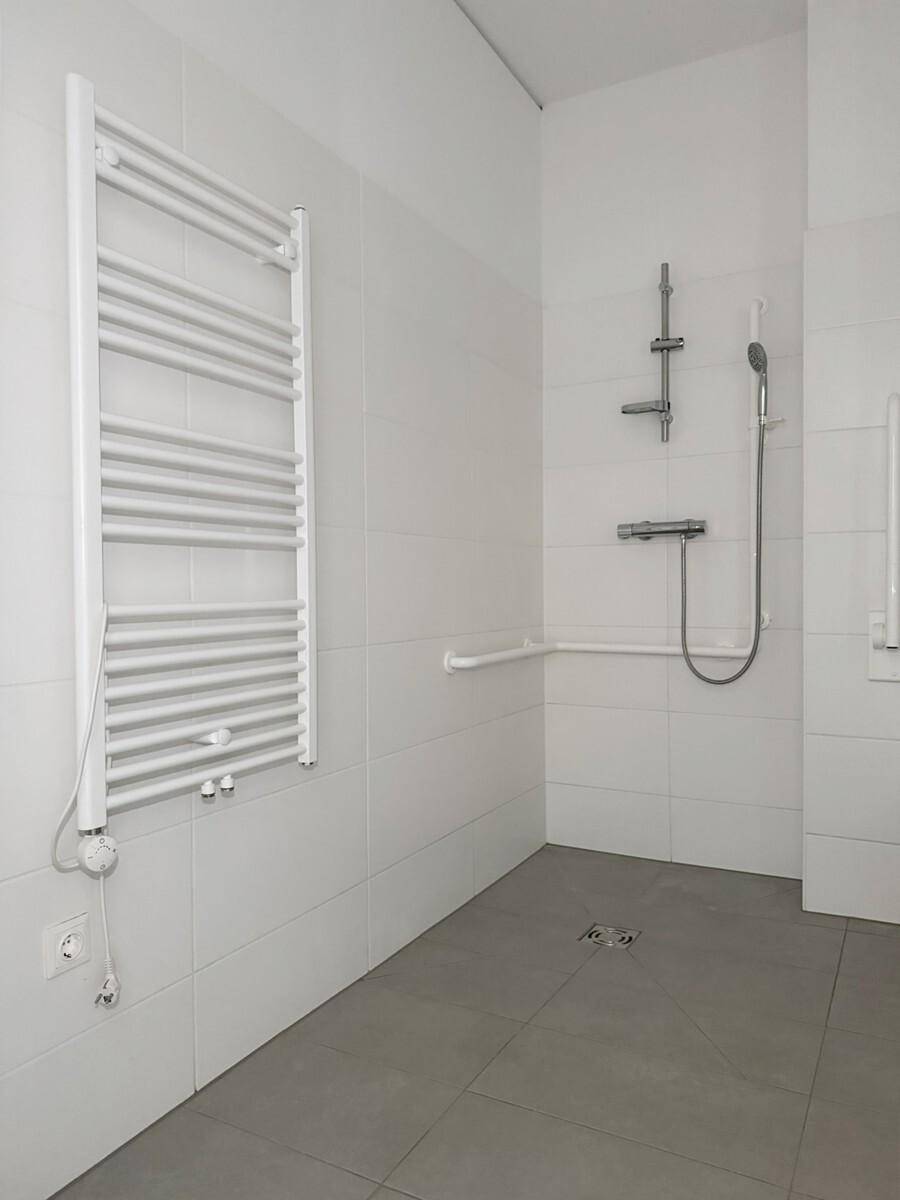 Badezimmer mit Handtuchwärmer