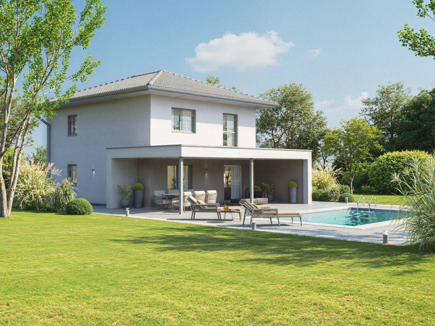 Rückansicht des modernen Hauses mit großzügiger Terrasse, Swimmingpool und weitläufigem Gartenbereich.