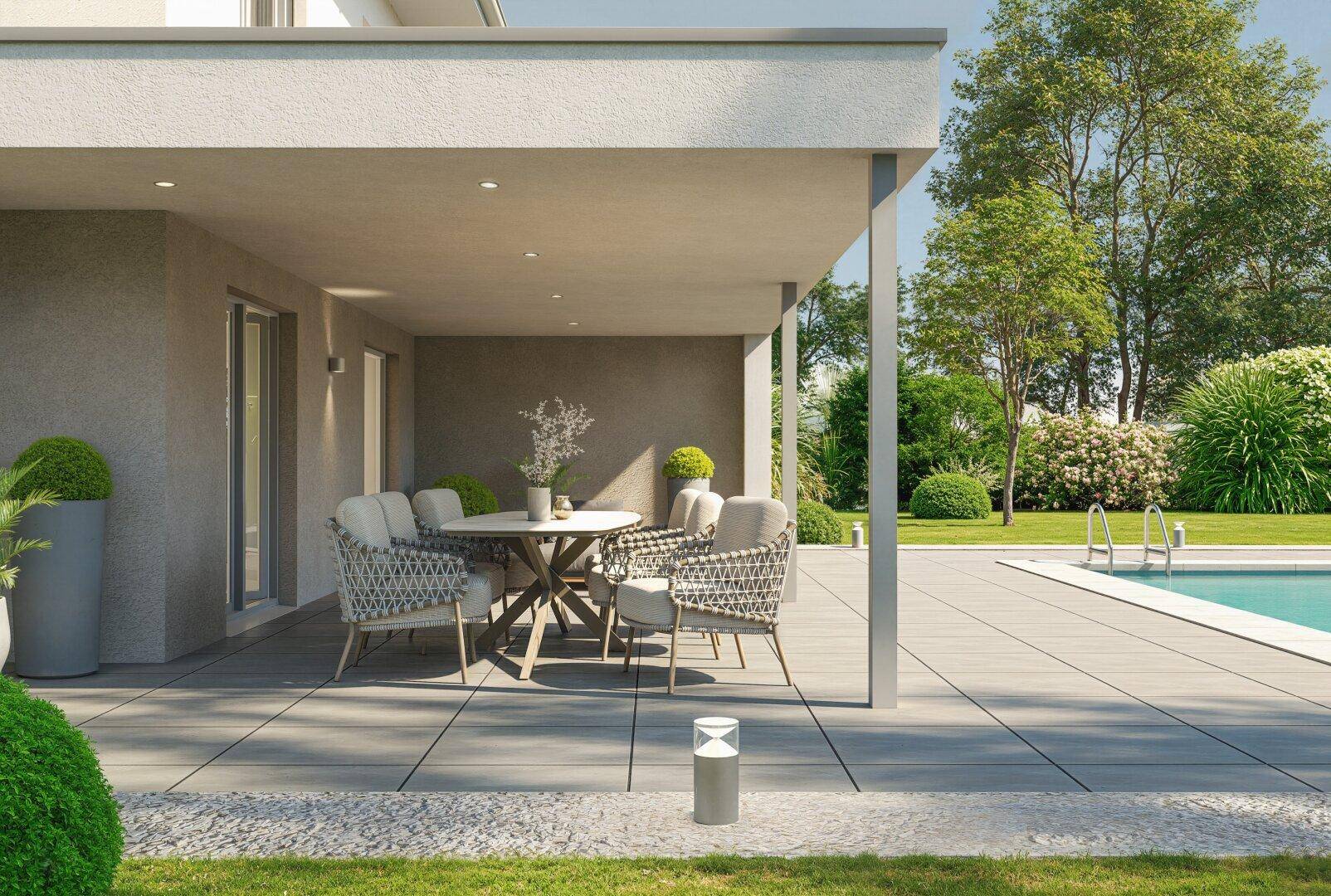 Überdachte Terrasse mit bequemen Gartenmöbeln und direktem Zugang zum Swimmingpool im Grünen.