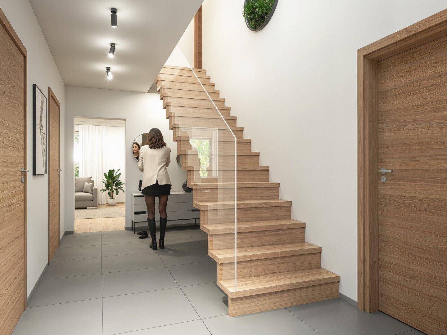 Heller Flur mit moderner Holztreppe und Glasgeländer, der zu den oberen Etagen führt.