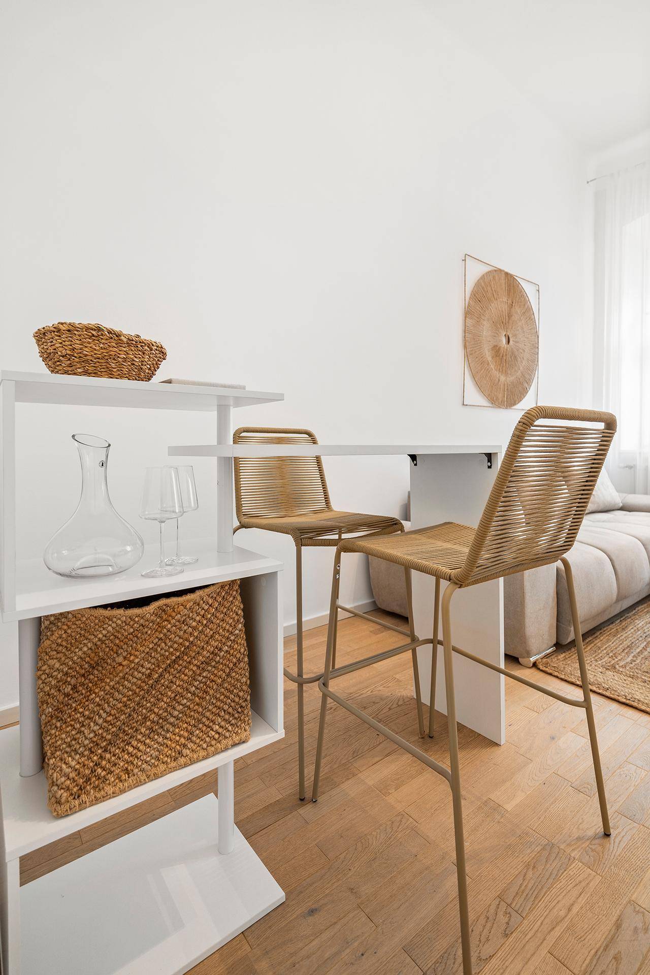 Detailansicht des Essbereichs mit Bartisch und modernen Barhockern im offenen Wohnraum.