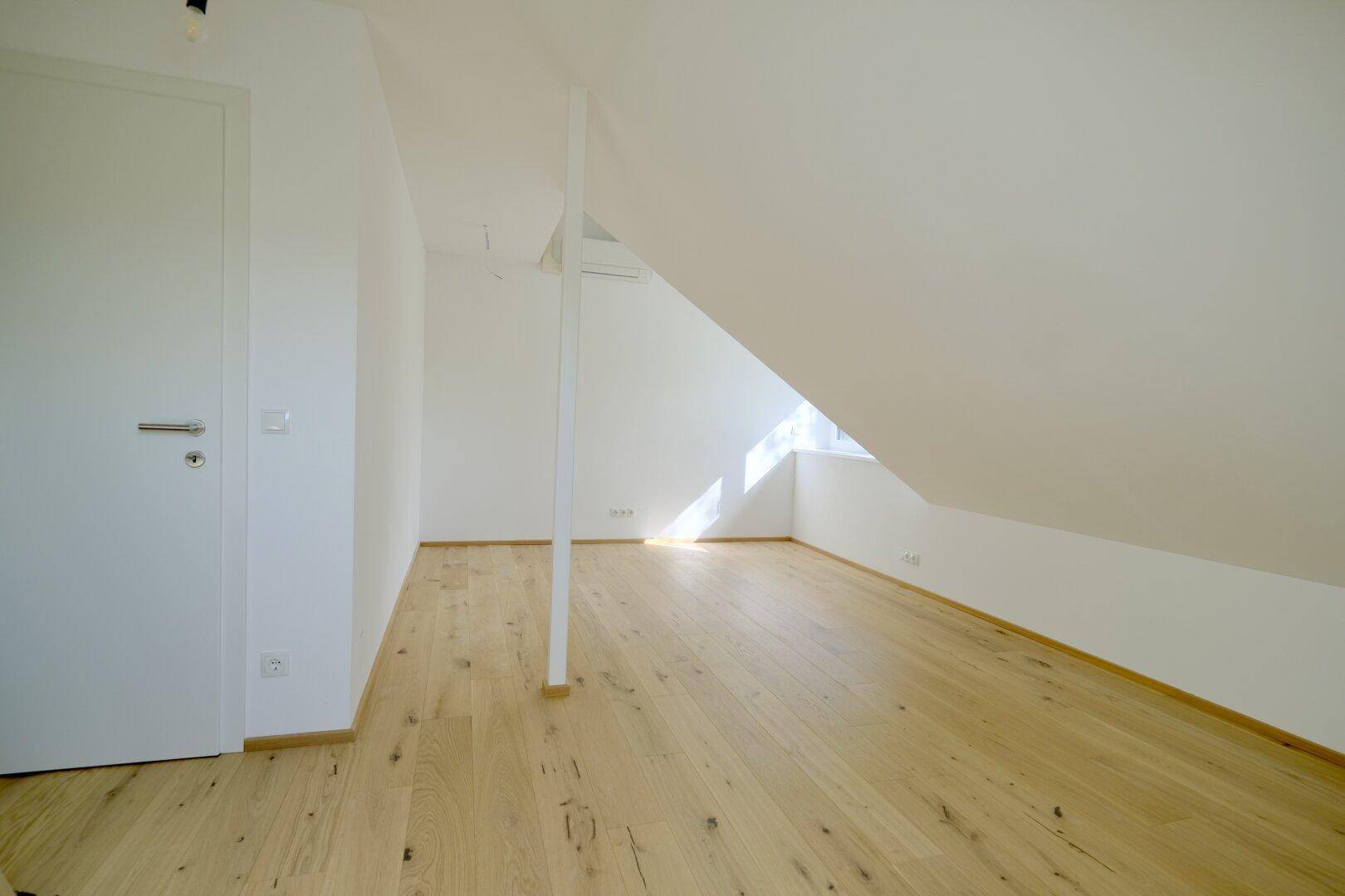 Eines der drei Schlafzimmer im OG I Büro