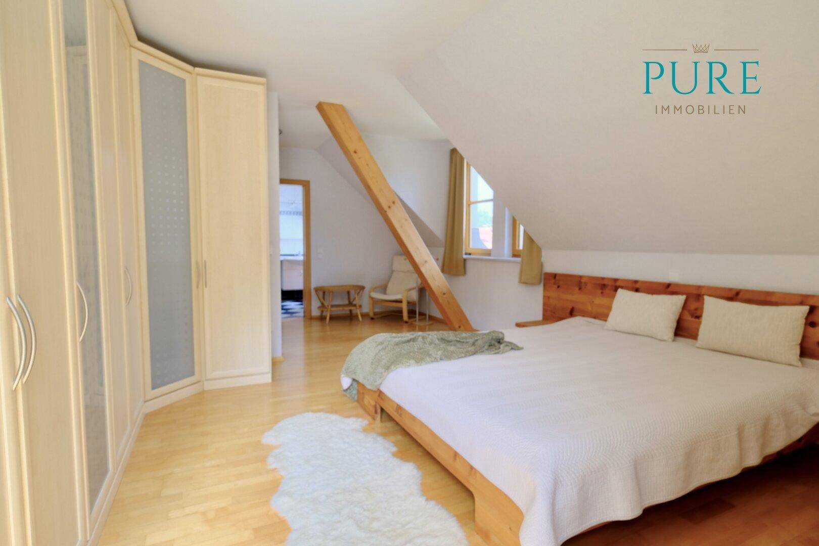 Schlafzimmer im Obergeschoß mit Ensuite-Bad