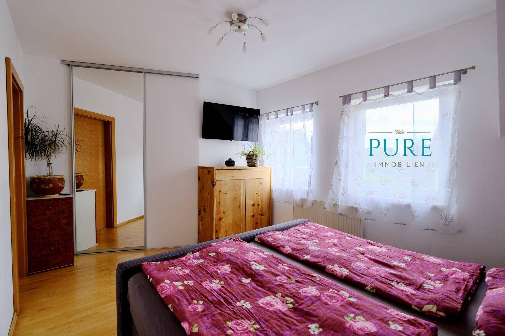 Schlafzimmer mit Schrankraum