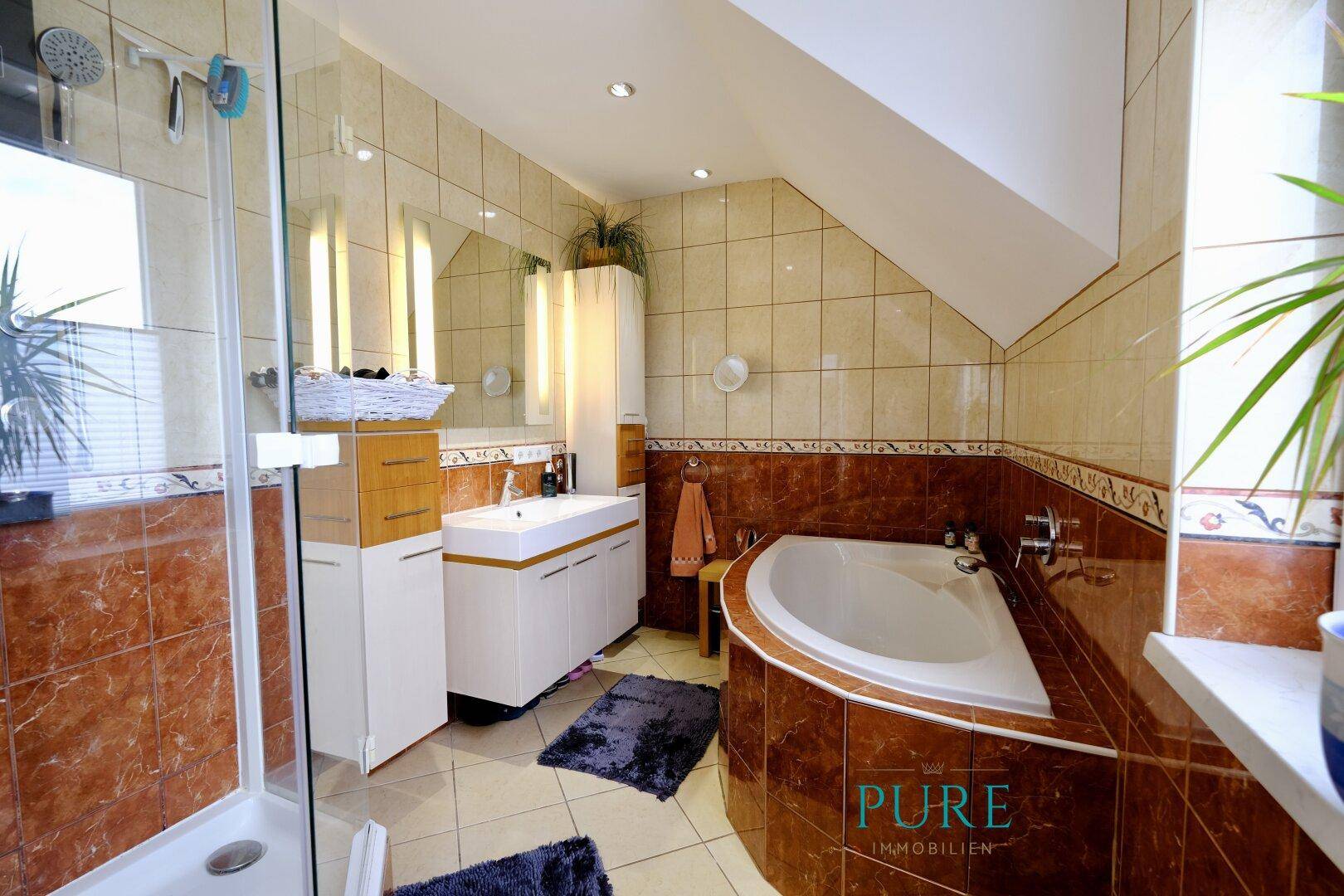 Großes Komfortbad mit Dusche & Wanne & WC