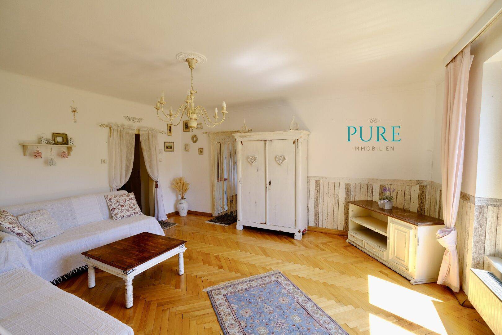 Gemütliches Wohnzimmer mit hübschem Weitblick