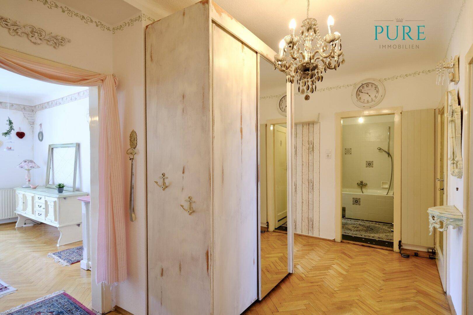 Geräumiger Voraum mit Garderobe