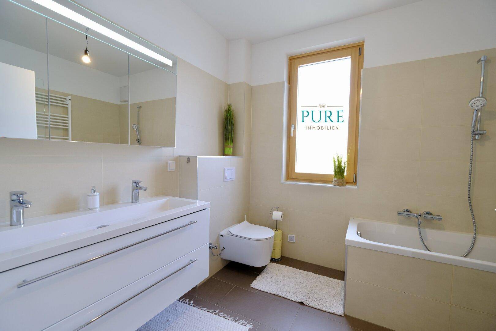 Komfortbad mit Walk-Dusche & Wanne